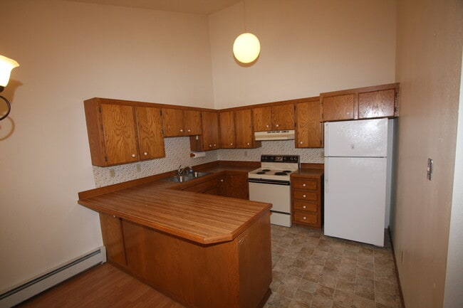 Building Photo - 3 Bedroom Townhome in Eagle River w/ Fence...