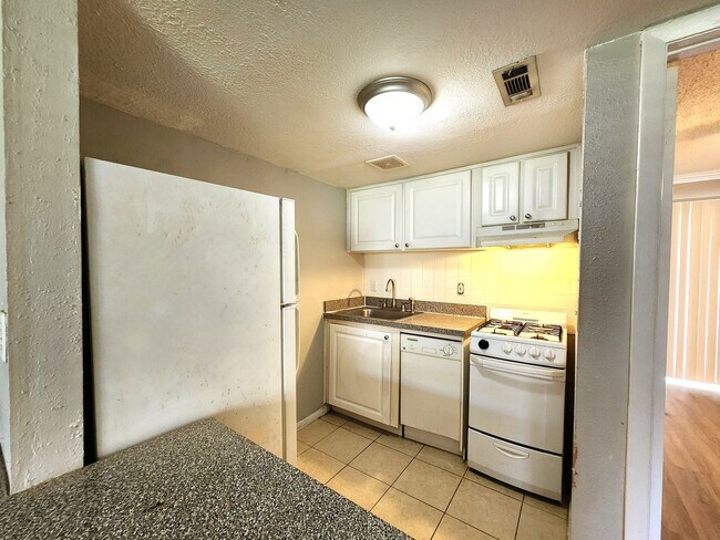 Building Photo - Ground Floor Unit; Tile/Laminate Flooring;...