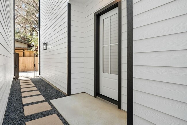 Building Photo - 905 Woodcrest Dr