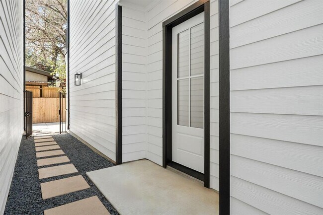 Foto del edificio - 905 Woodcrest Dr