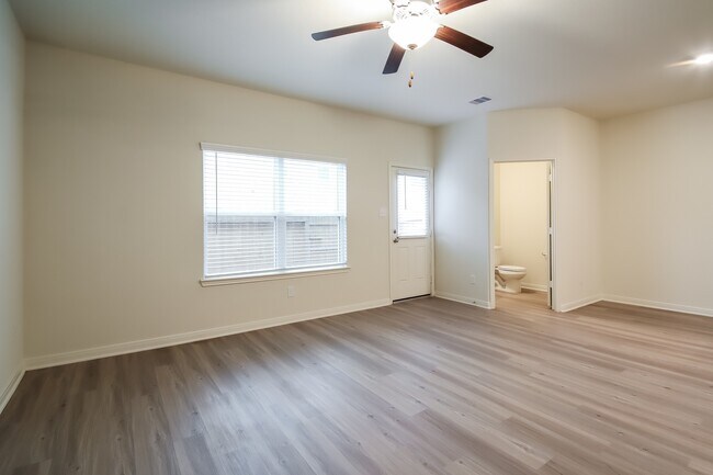 Building Photo - 570 Solomon Ln