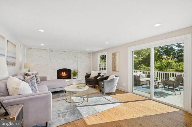 Foto del edificio - Just minutes to Park Potomac, Pike & Rose, I-270, and more