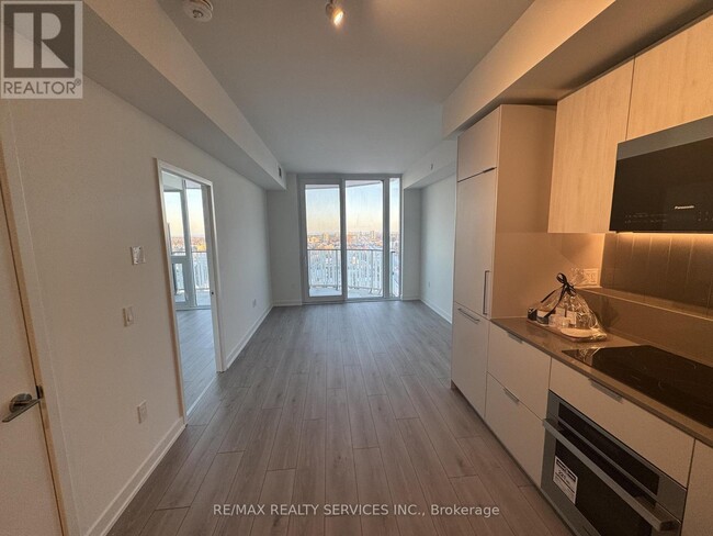 Building Photo - 1 Fairview Rd E