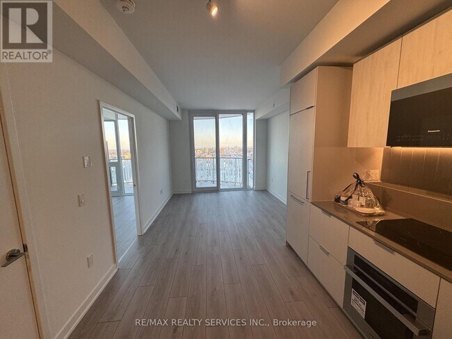 Photo du bâtiment - 1 Fairview Rd E