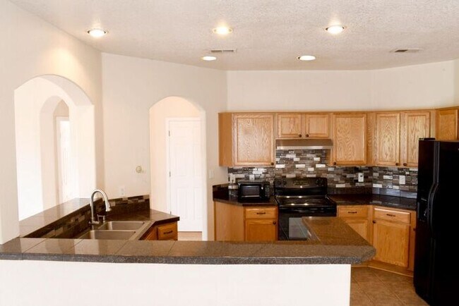 Building Photo - Large Beauty on Culdesac !!!