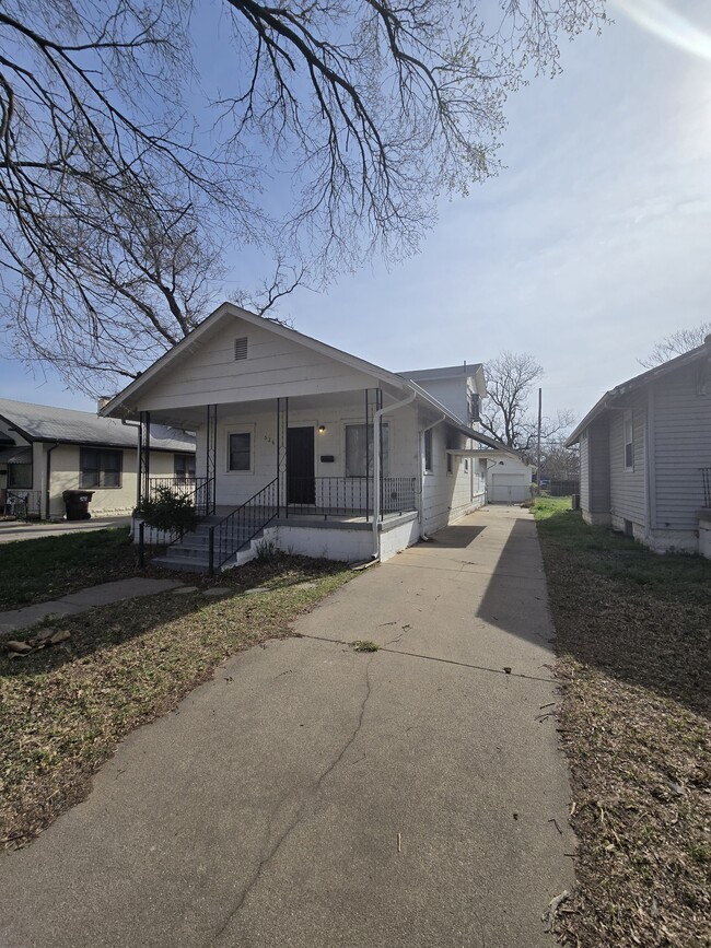 Building Photo - 526 N Martinson Ave