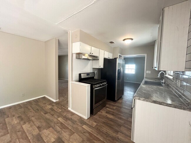 Foto del edificio - Charming 4-Bed, 2-Bath Home in Northeast S...