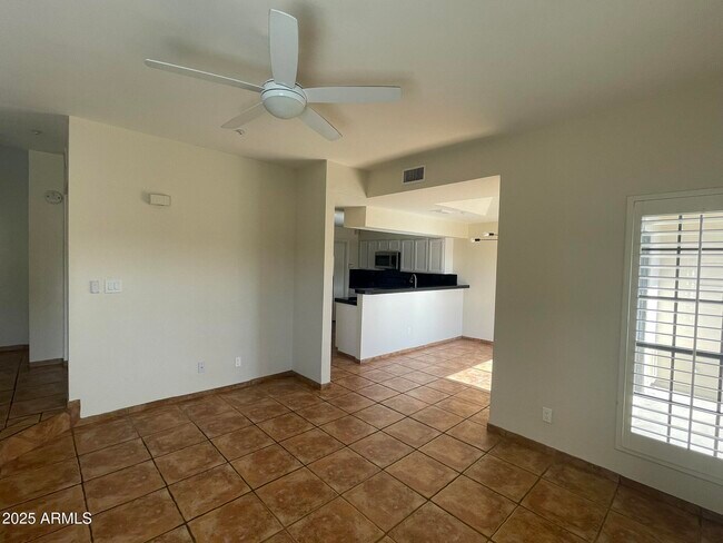 Foto del edificio - 1124 E Rose Ln