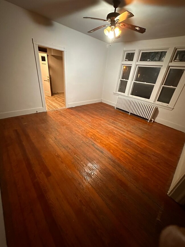 Building Photo - Large 5 Bedroom remodeled townhouse w/off ...