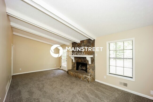 Building Photo - 3 Bedroom Pet-Friendly Home in RIVERDALE, ...