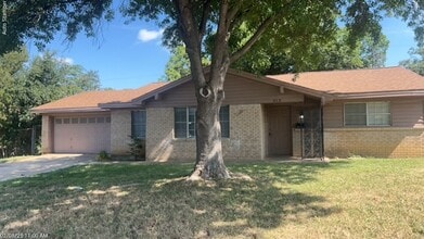 Building Photo - 212 Hallbrook Dr