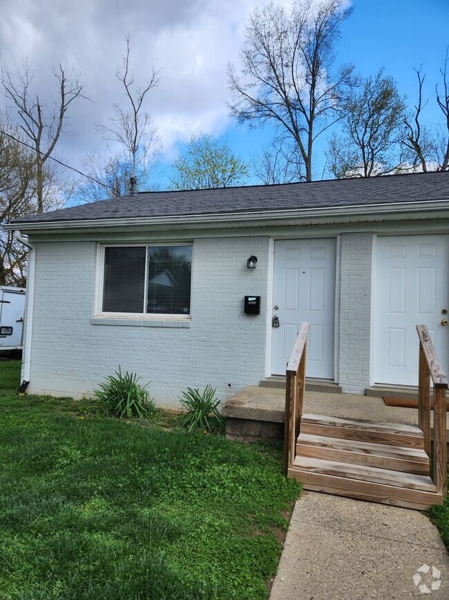 Building Photo - 2223 Mayflower Manor
