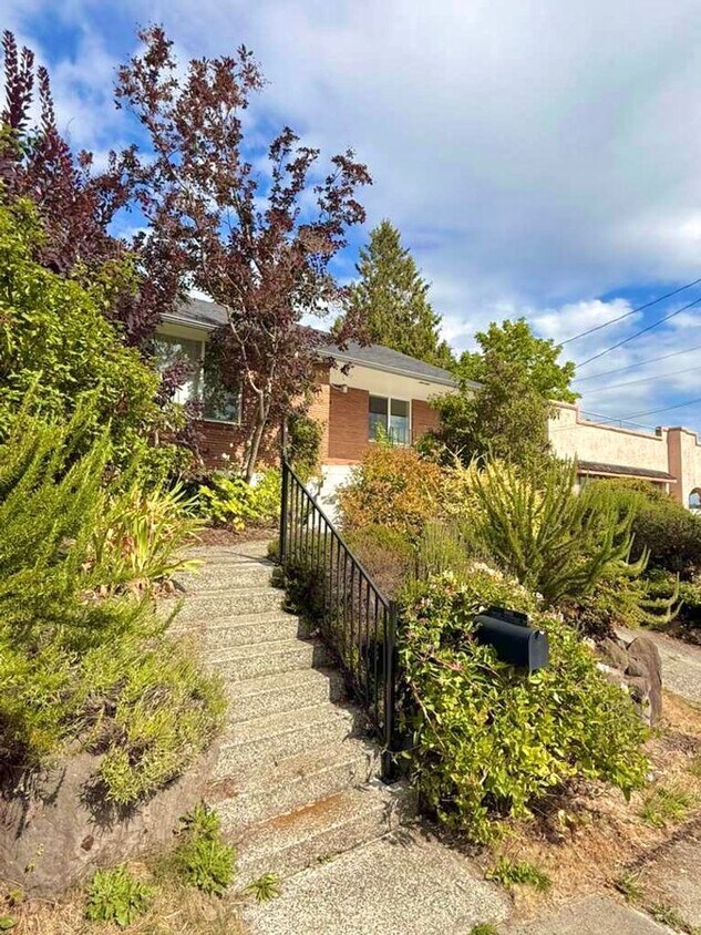 Primary Photo - Charming 3 BR Home with Large Fenced Backy...