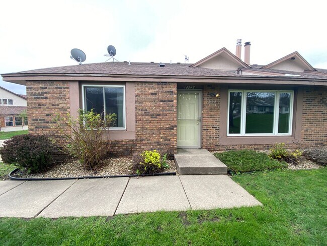 Building Photo - New Renovated 2br/1ba Townhome in Apple Va...