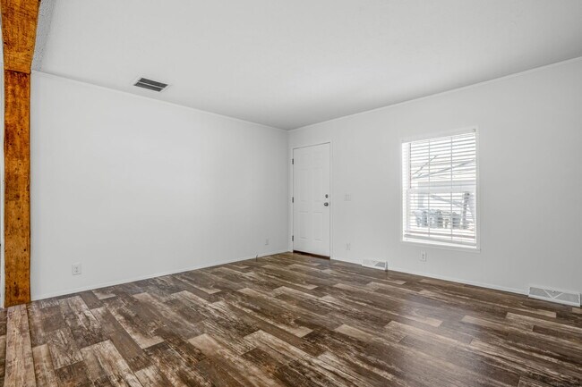 Foto del edificio - Sheridan Duplex Unit (no garage)