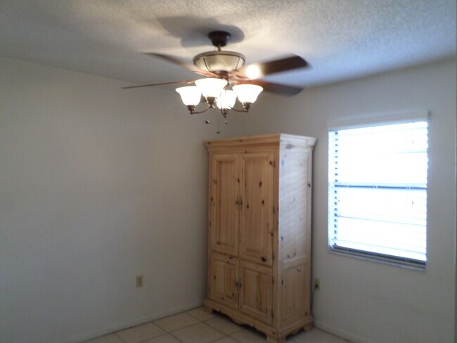 Building Photo - 785 N Lake Howard Dr