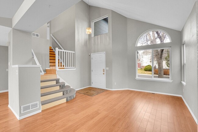 Building Photo - 5 bedroom, 3 1/2 bath home with attached 2 car garage