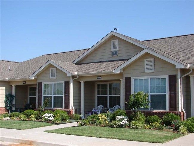 Building Photo - 1200 Cameo Dr