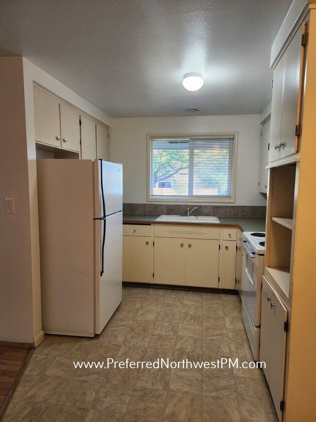 Building Photo - 892 Cornwall Ave