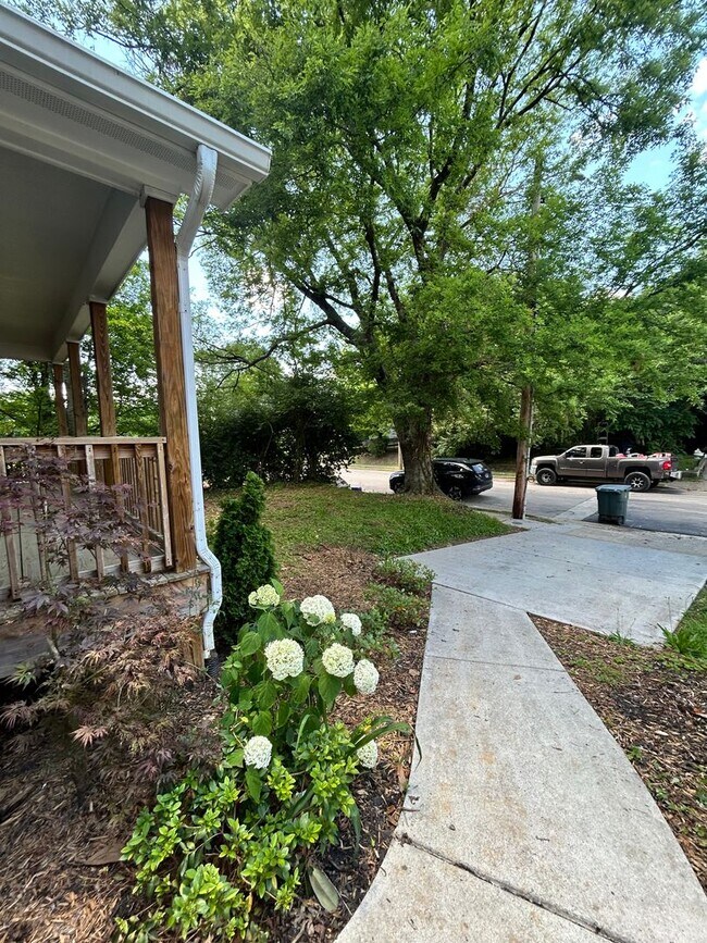 Building Photo - Nestled between Southside & St. Elmo - 3 beds, 2 baths, hardwood throughout, next to Harrison Joh...