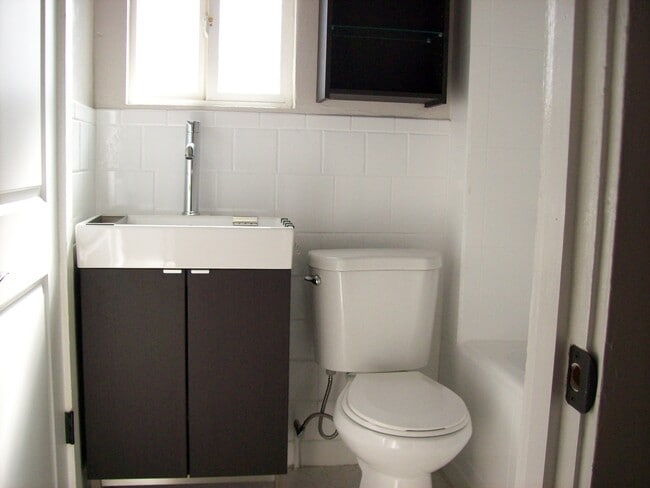 Baño pequeño Foto 1 - 6105 Monterey Rd