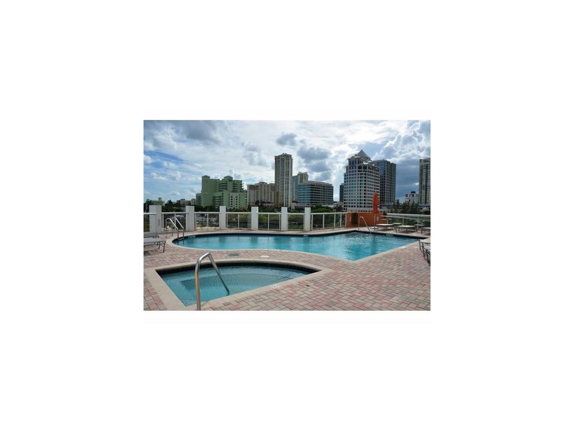 Building Photo - 111 SE 8th Ave