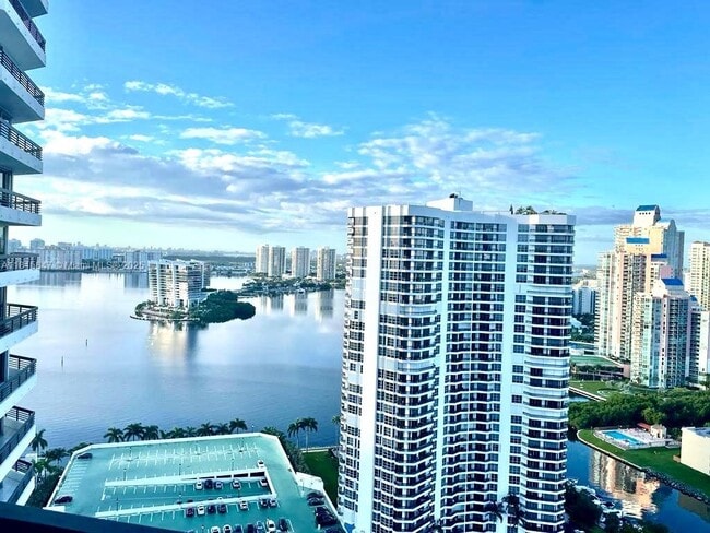 Foto del edificio - 3500 Mystic Pointe Dr