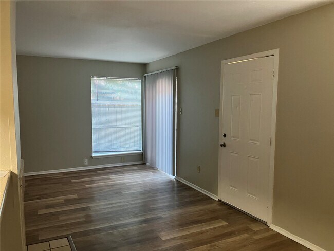 Foto del edificio - 8048 Sands Point Dr