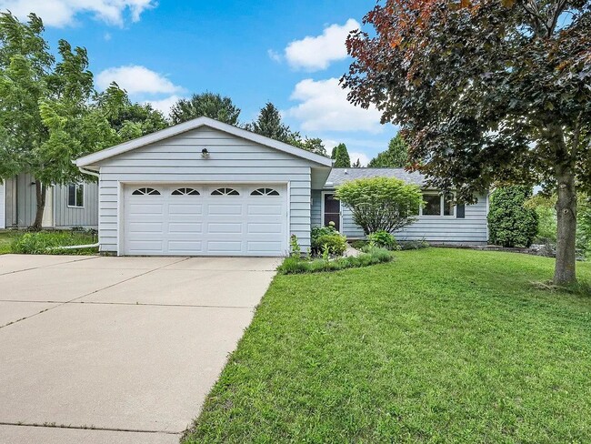 Building Photo - 2914 Maple Grove Dr