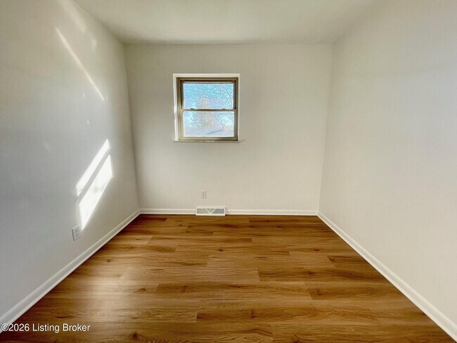 Building Photo - 631 Parkwood Dr