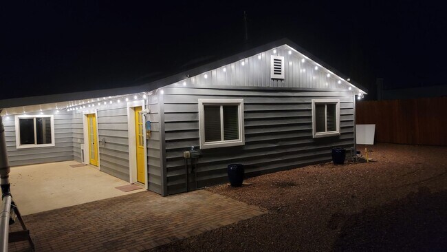 Building Photo - F1008