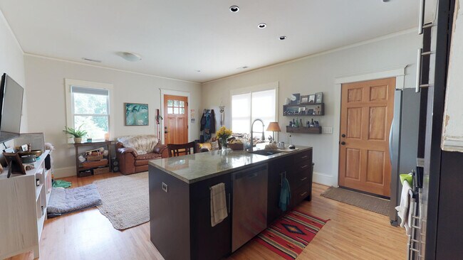 Building Photo - Updated Wilmore Duplex - Just Minutes to Uptown !