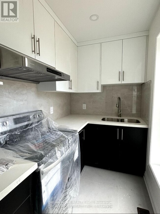 Building Photo - 643-643 Bathurst St