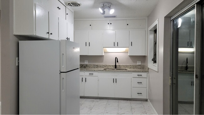 Foto del edificio - 7115 N Tampania Ave