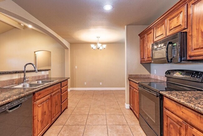 Building Photo - Great 3 Bed 3 Full Bath in North Point area