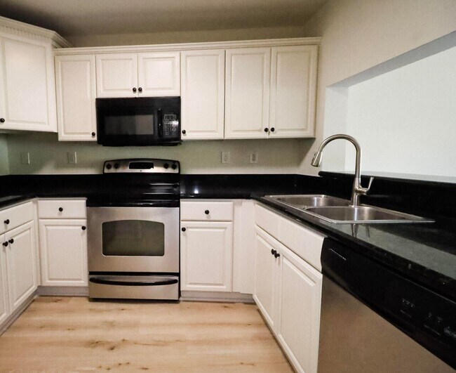 Foto del edificio - Spacious 2 Bedroom, 2 Bathroom Condominium...
