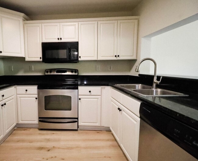 Building Photo - Spacious 2 Bedroom, 2 Bathroom Condominium...