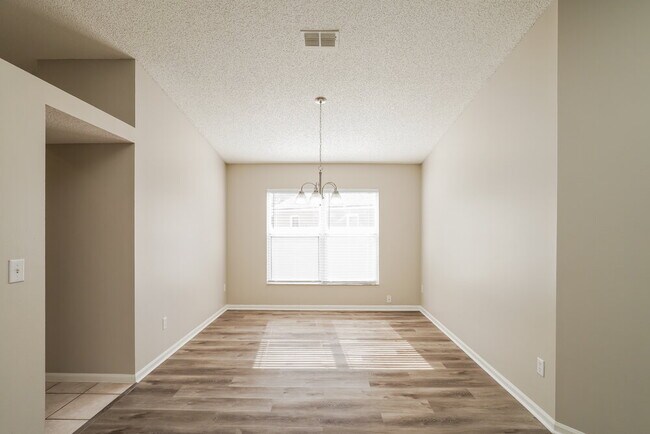 Foto del edificio - 600 Silver Birch Pl