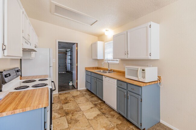 Foto del edificio - Conveniently located 3 Bedroom, 2 bath near HAFB