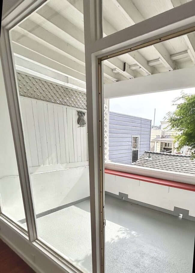 Building Photo - Charming North Beach Unit w/Parking