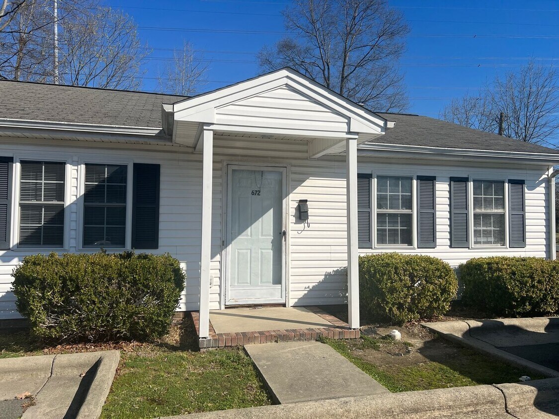 Primary Photo - Two bedroom, 1 bath Apartment in Burlingto...