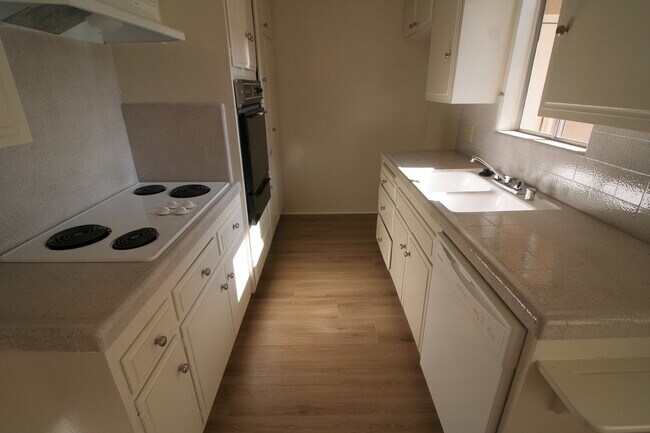 Building Photo - 1110 S Oakhurst Dr