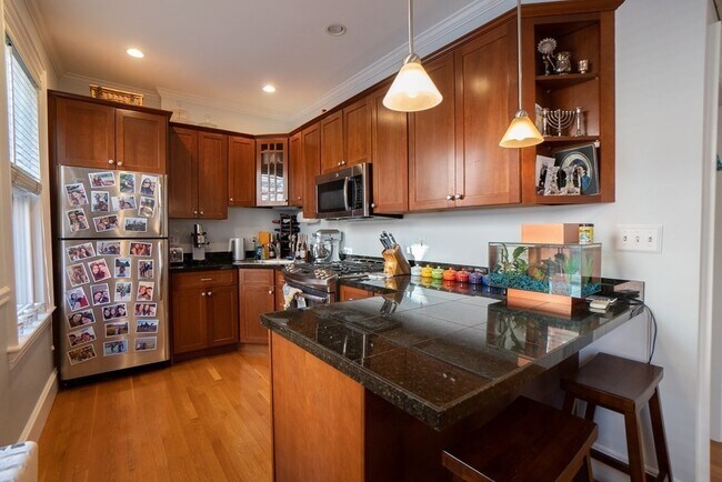 Building Photo - 32 Garden St