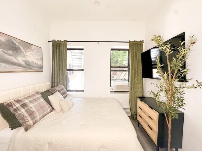 Foto del edificio - Furnished room/NOT APARTMENT