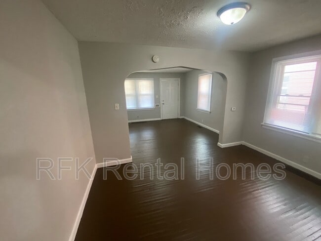 Building Photo - 523 N Temple Ave