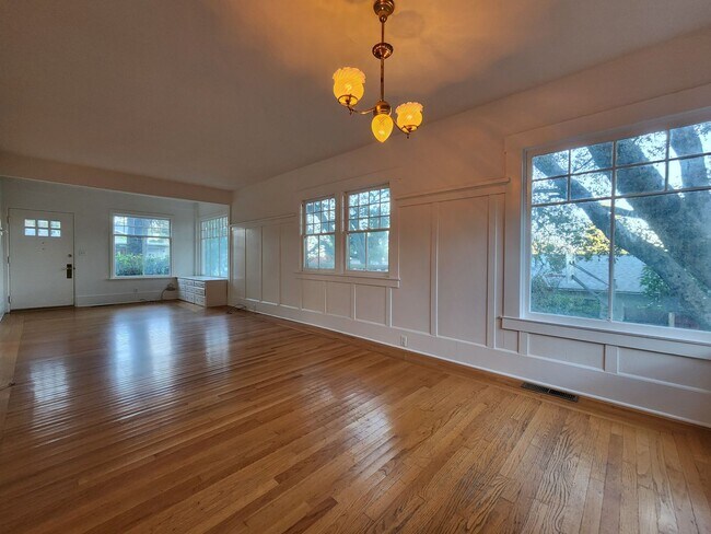 Foto del edificio - 7251 Maple Ave