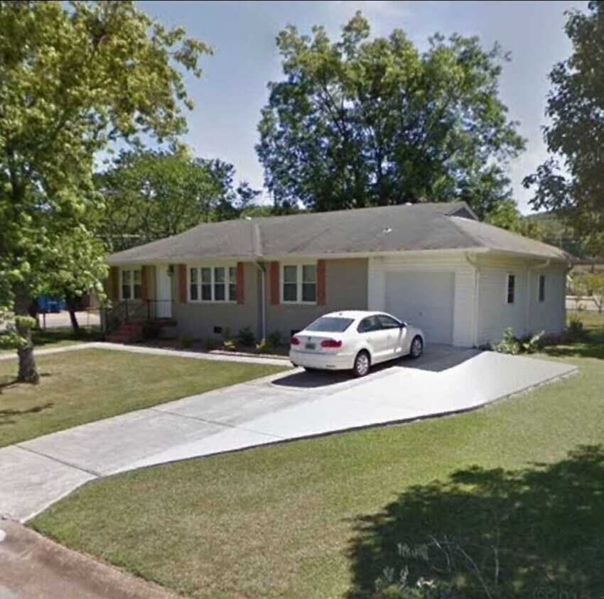 Primary Photo - 824 Chambers Dr NE