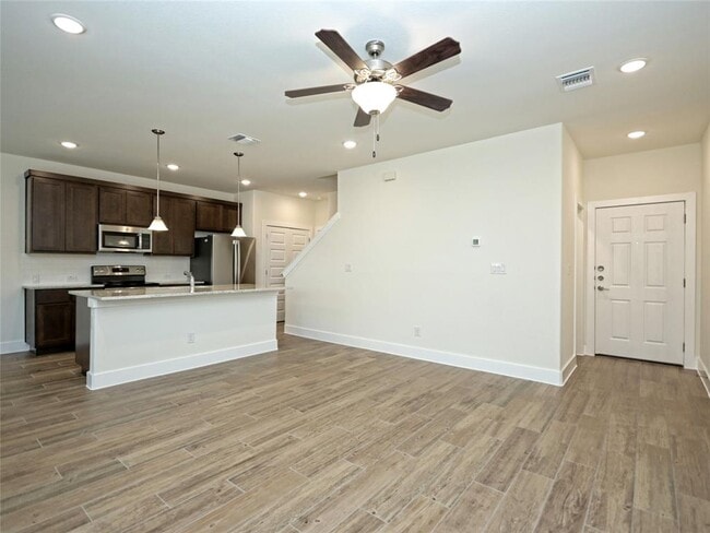 Building Photo - 415 Parkline Dr
