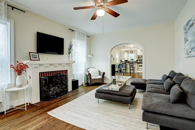 Building Photo - 3018 Quenby Ave