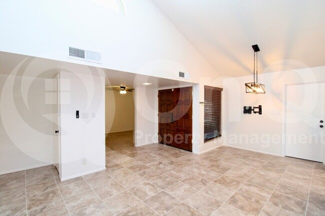 Building Photo - 886 W Summit Pl